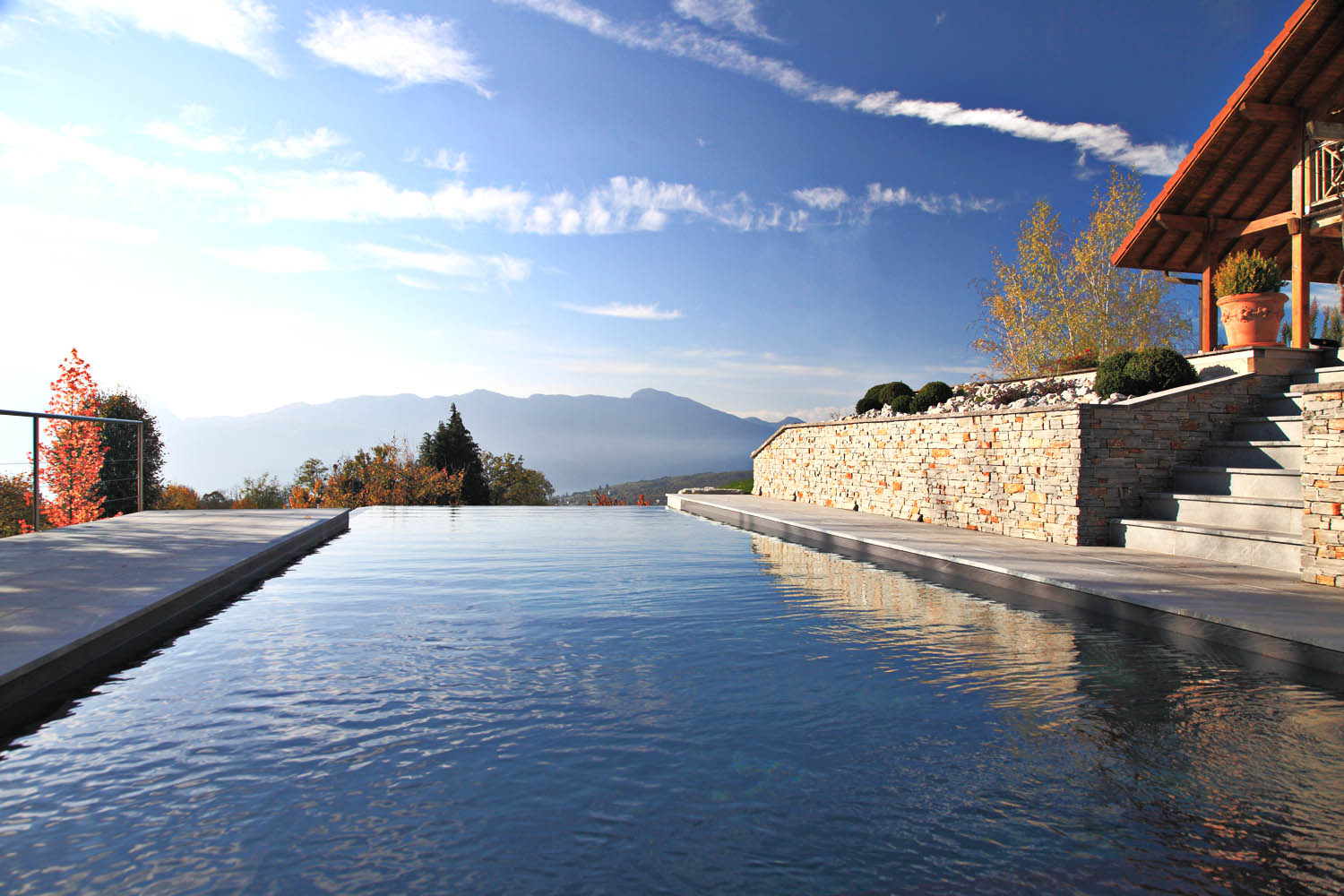 piscine exterieur debordement vue sur montagnes