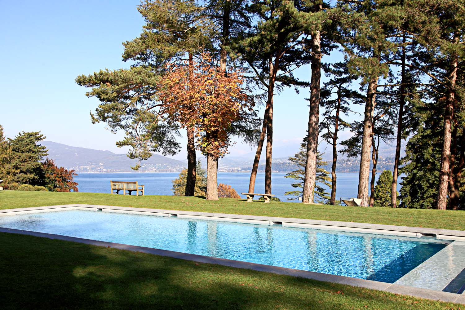 piscine exterieur vue sur lac du bourget